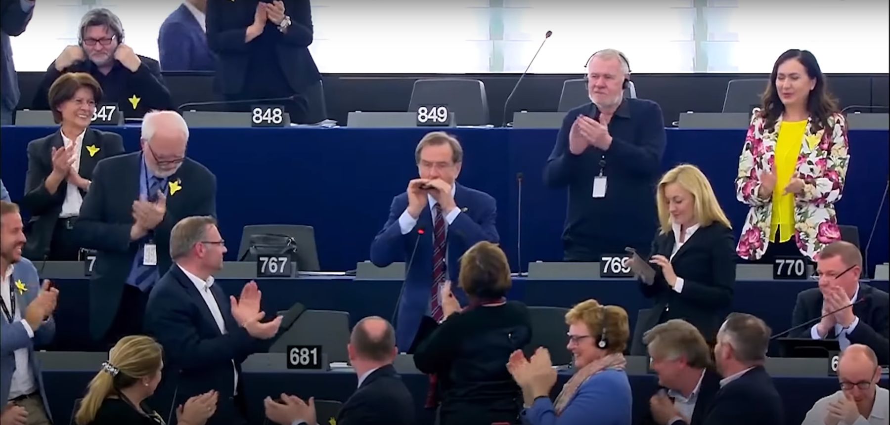 VIDEO: Lojze Peterle zasvirao usnu harmoniku i zaradio aplauz Europskog parlamenta
