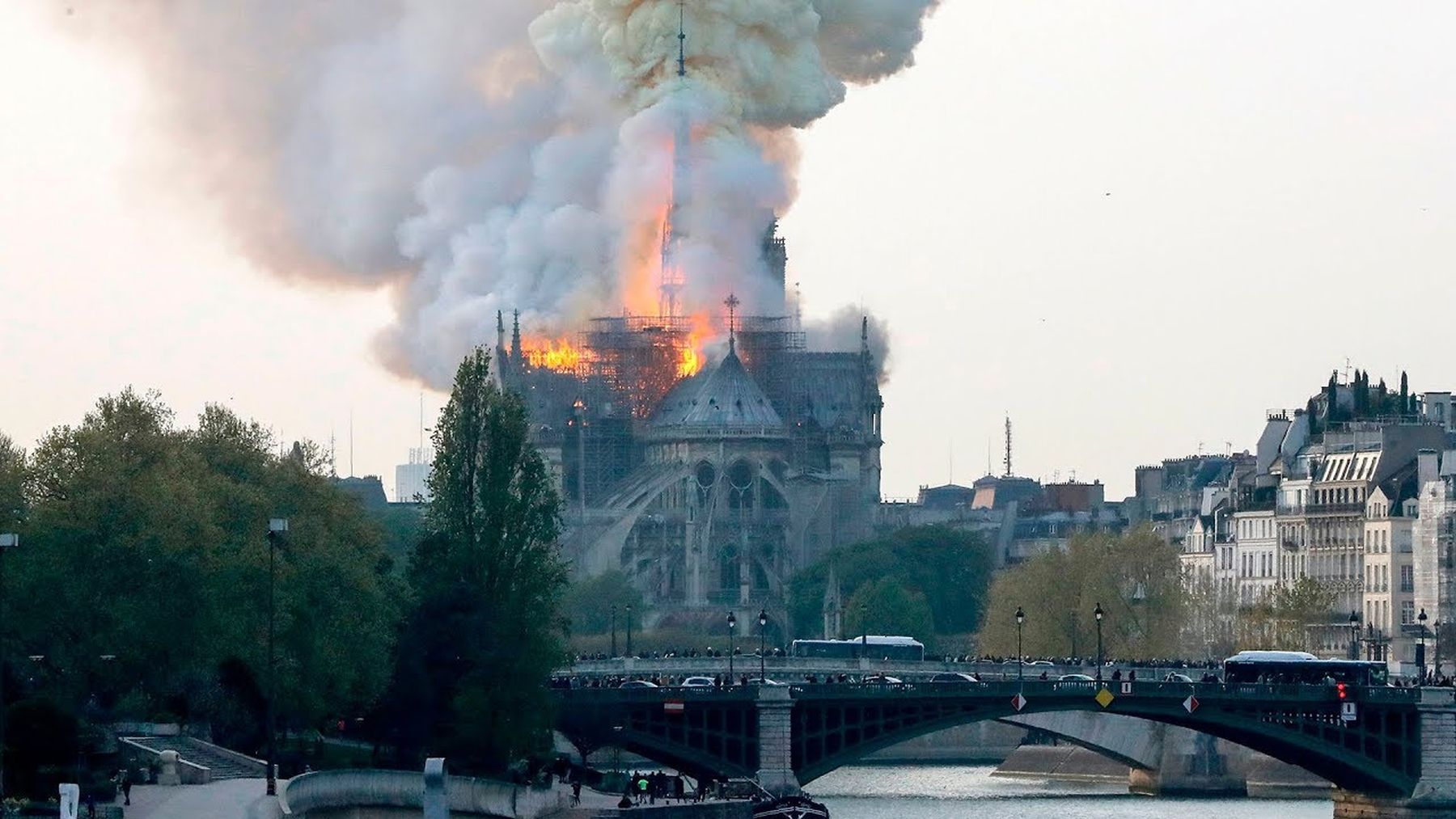 ‘Sve se urušava’: Planula je katedrala Notre-Dame