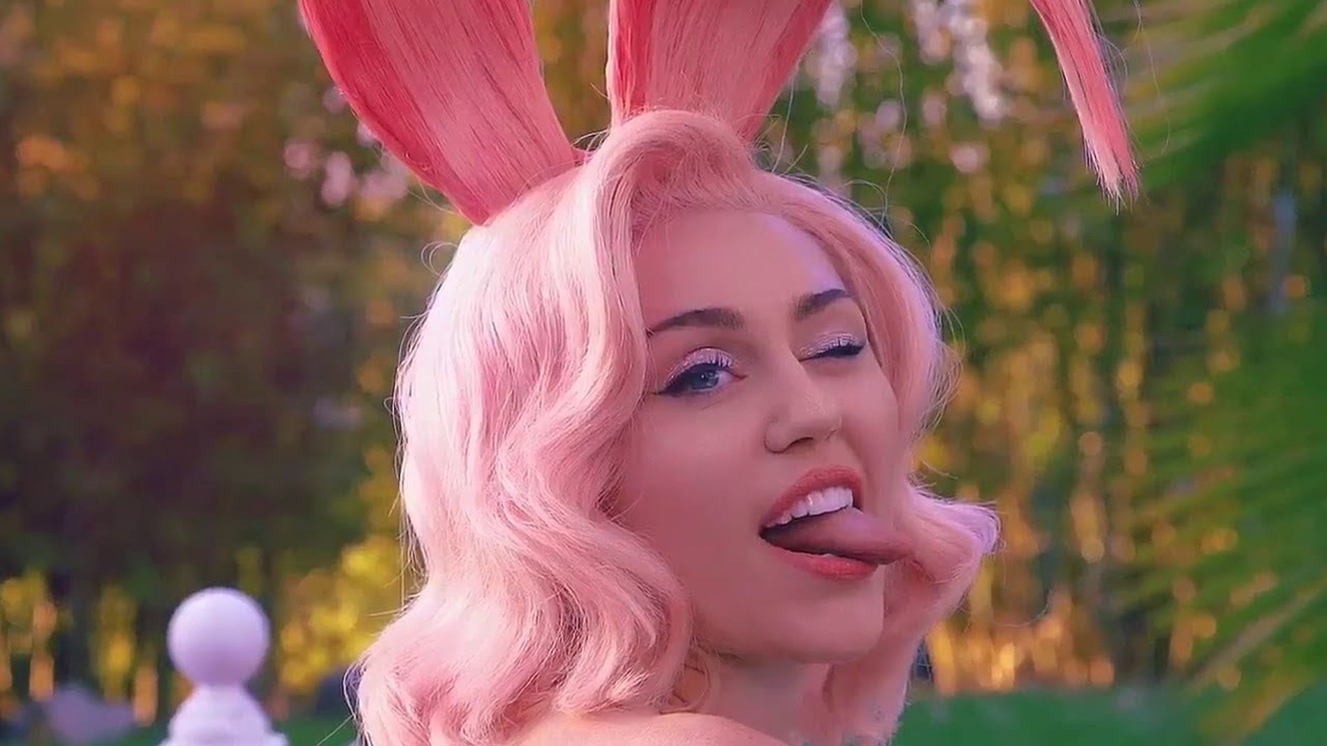 VIDEO: Miley Cyrus za dlaku izbjegla neželjeni poljubac nest(r)ašnog fana