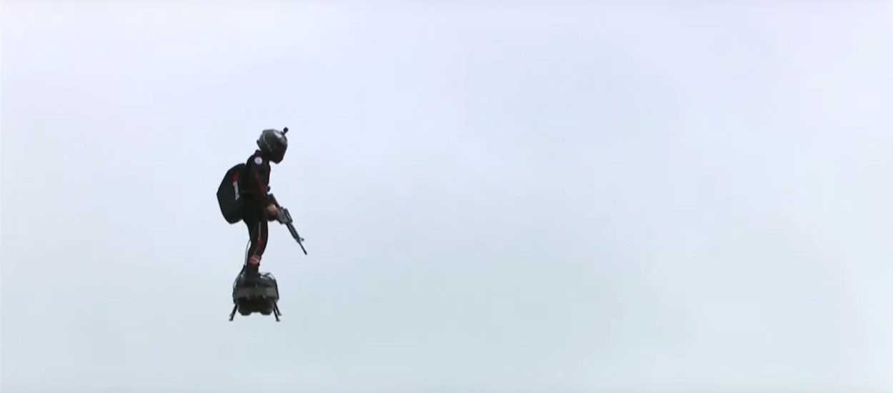 VIDEO: strojnicom naoružan Franky Zapata surfa pariškim zrakom