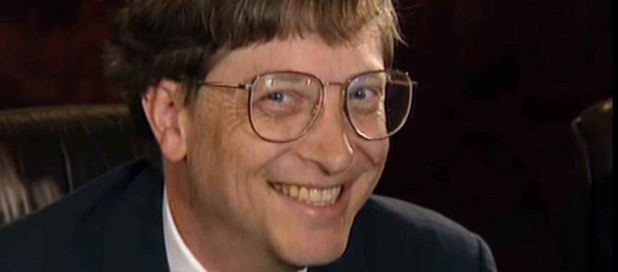Bill Gates skače preko uredske stolice | VIDEO