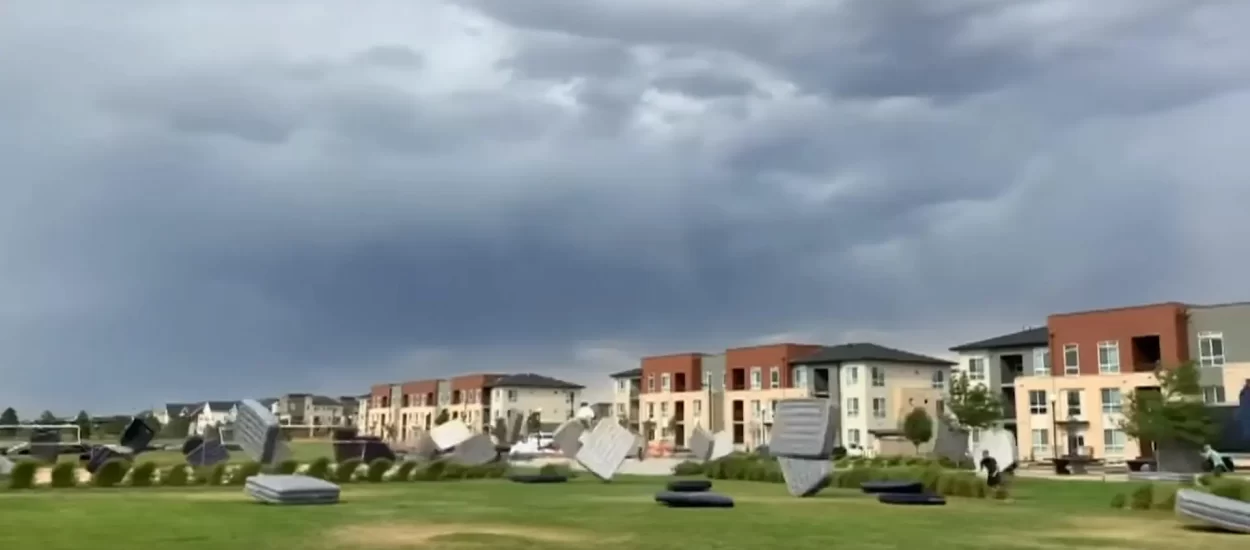 Vjetar se zabavio s oko 150 zračnih madraca u Denveru: VIDEO