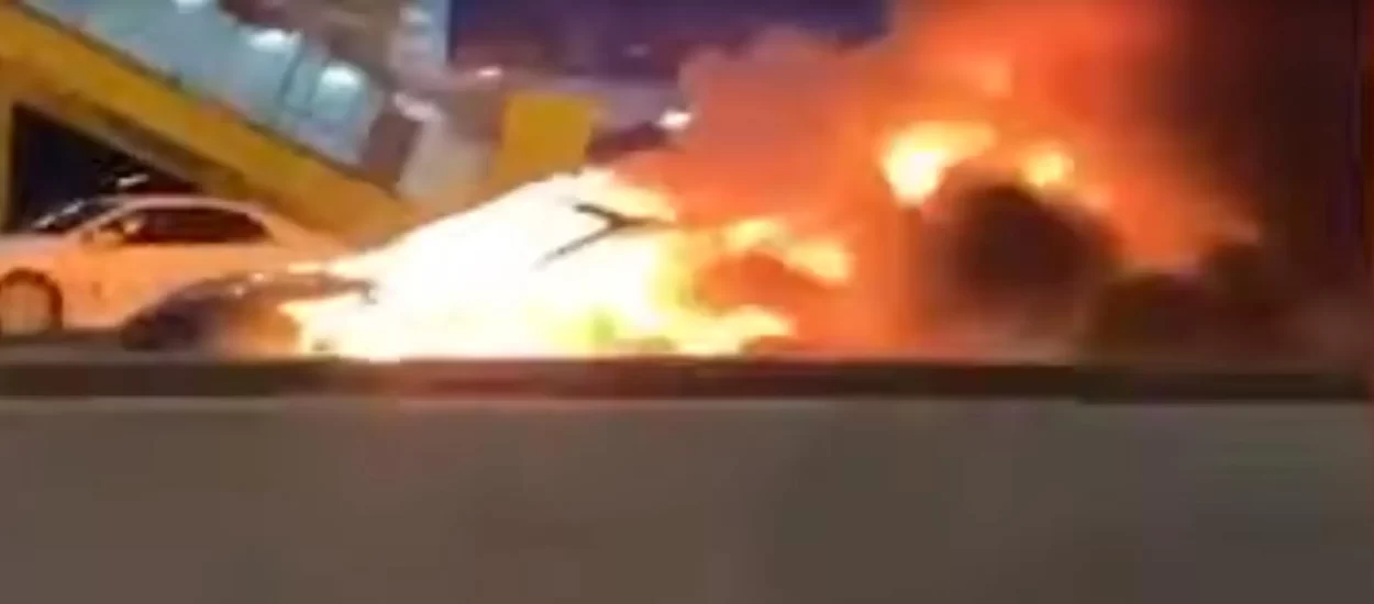 Dvije manje eksplozije, Tesla Model 3 u plamenu nakon sudara u Moskvi: VIDEO  
