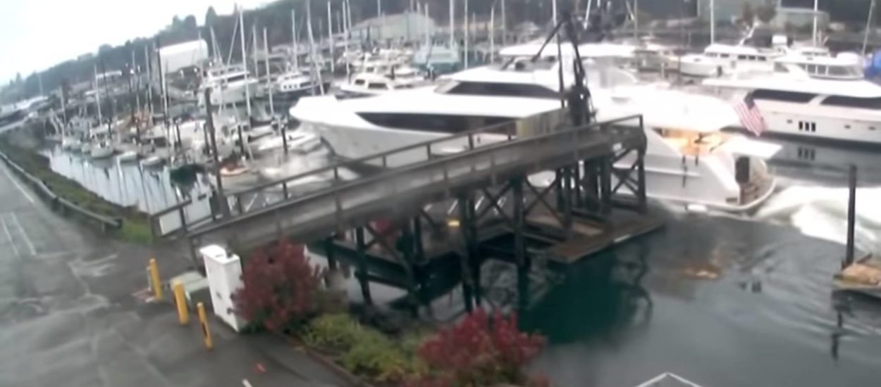 Ničim izazvana masivna jahta pomela brodove u vašingtonskoj lučici: VIDEO
