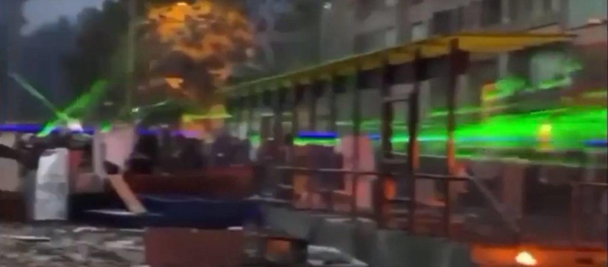 Cyberpunk distopija u Santiagu: prosvjednici laserima protiv policije, dronova – VIDEO
