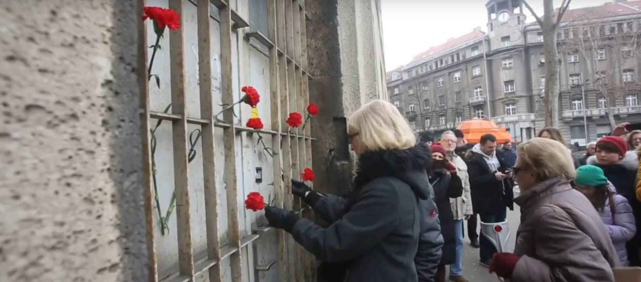 Karanfili za žrtve fašizma na trgu i ulazu zgrade gdje su bile ustaška nadzorna služba i Gestapo