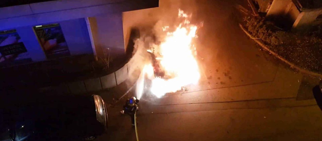 Plamen progutao BMW X5 na Srednjacima: VIDEO  