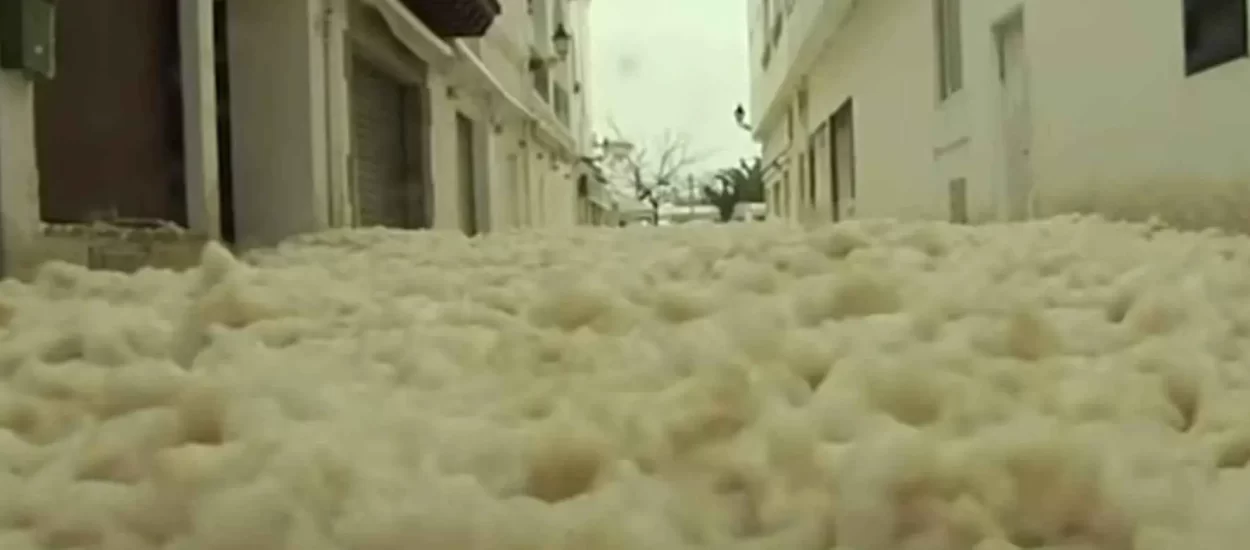 Snažna oluja Gloria izudarala more i pjenom preplavila ulice Tossa de Mara | VIDEO  