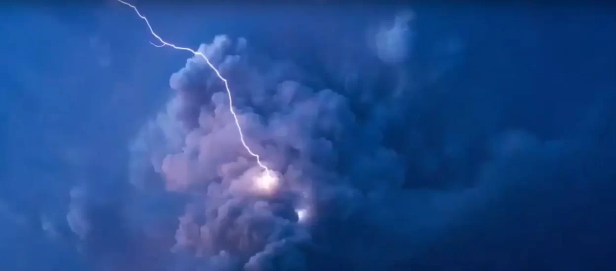 Prpošni vulkan Taal priredio ‘munjeviti lightshow’ na Filipinima | VIDEO  