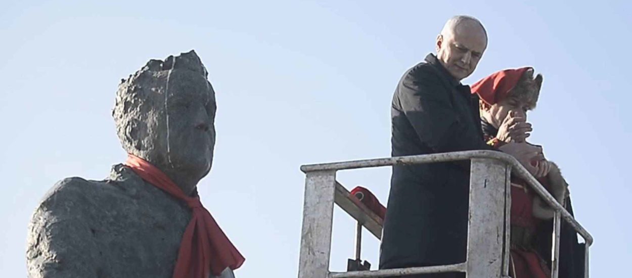 Bandić i šačica popratili vezanje kravate na kipu Franje Tuđmana: VIDEO