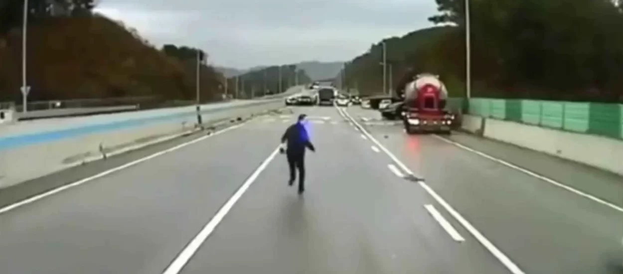 ‘Frogger’ za život usred lančanog sudara na ledenom autoputu | VIDEO