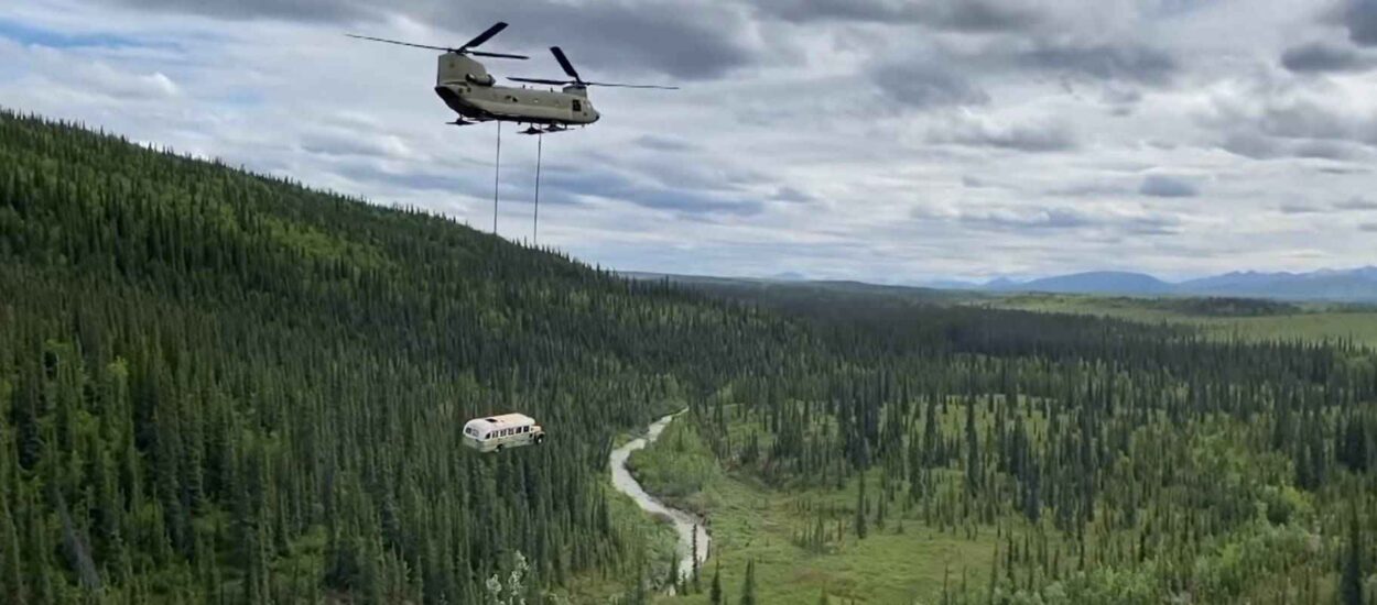 Legendarni Fairbanks bus 142 helikopterom podignut s opasne lokacije: VIDEO