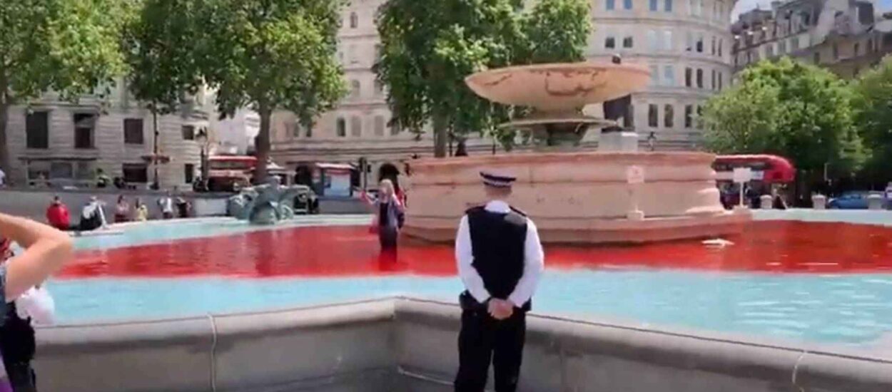 Pobunjenici protiv izumiranja ‘zakrvarili’ fontane na londonskom Trafalgar Squareu: VIDEO
