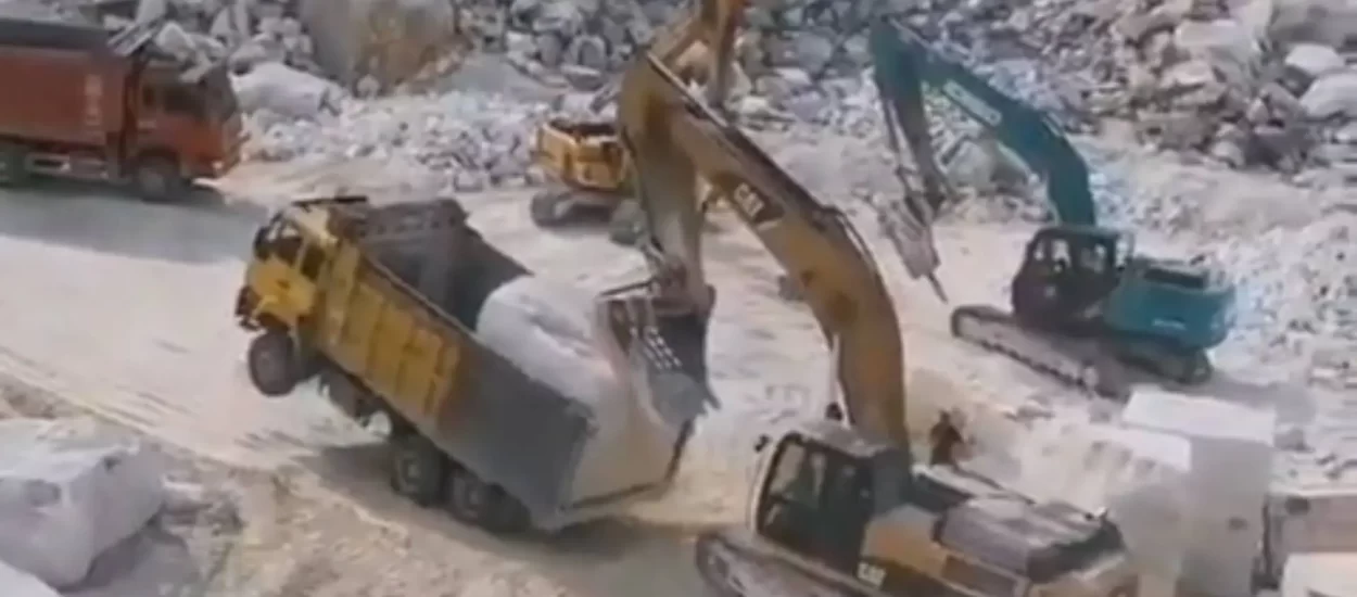 Mali pomažu velikom rovokopaču ukrcati golemi kamen | VIDEO