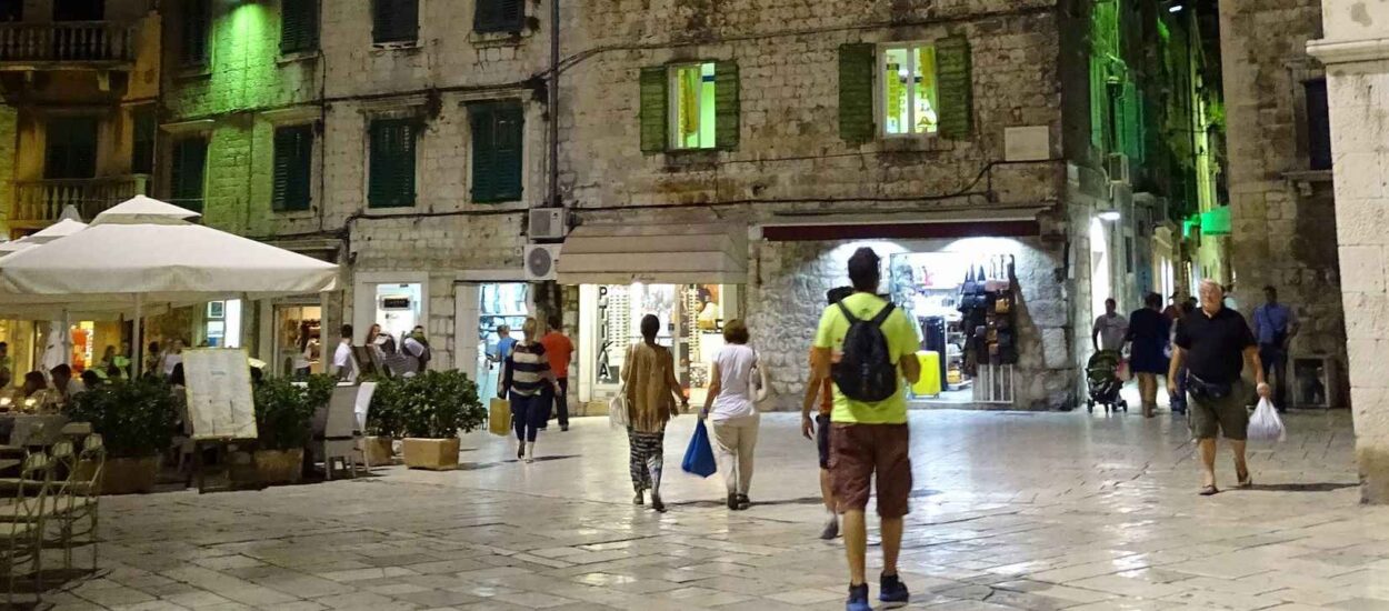 Splitsko-dalmatinska županija: mladi virus šire na ukućane, zaraženo je dvadesetak turista
