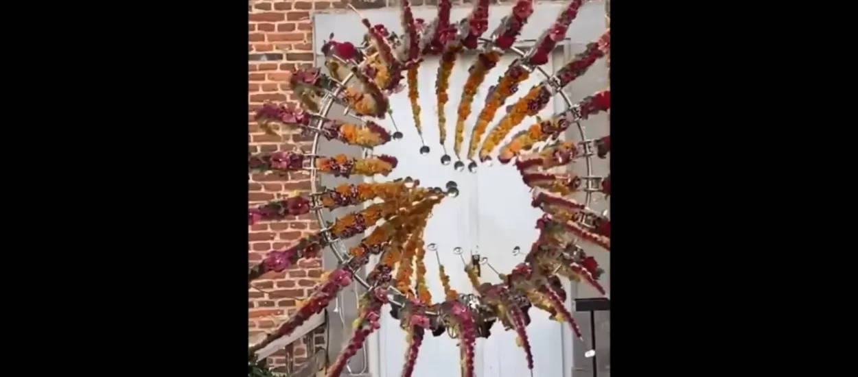 Lijepa, hipno-kinetička skulptura okićena cvijećem | VIDEO