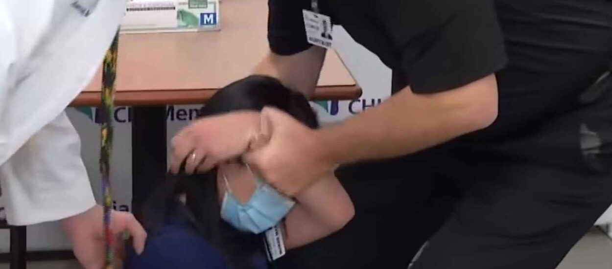 Medicinska sestra kolabirala pred kamerama neposredno nakon cijepljenja protiv COVID-19 | VIDEO
