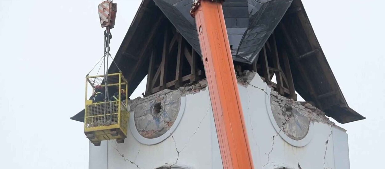 Loše vrijeme odgodilo uklanjanje teško oštećenoga tornja na sisačkoj katedrali | VIDEO
