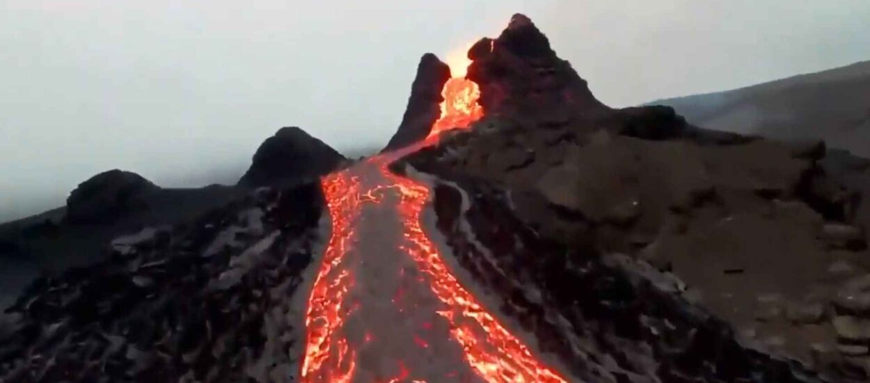 Lijep videozapis potočića lave koja izvire iz Fagradalsfjalla