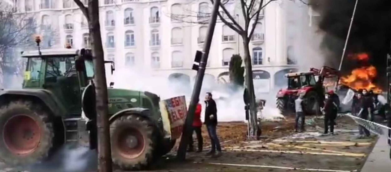 Traktori ljutitih poljoprivrednika poharali ulice Clermont-Ferranda u Francuskoj | VIDEO