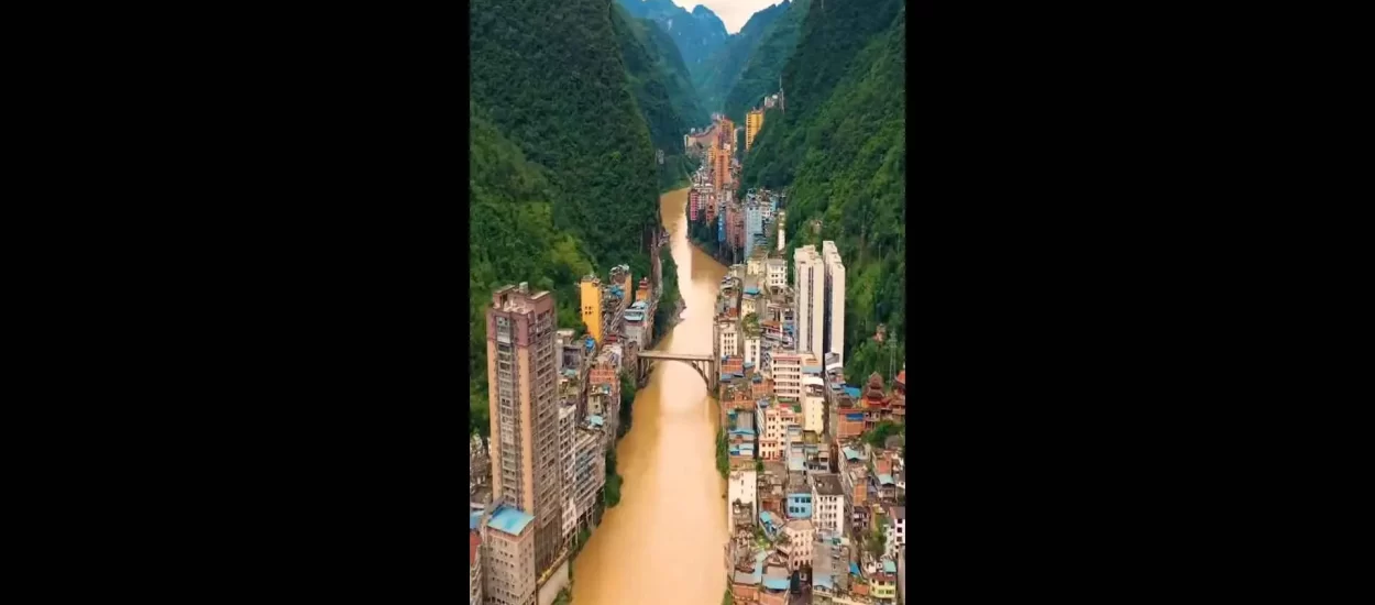 Yanjin – liticama opasana urbana bravura na uskim obalama rijeke Guan | VIDEO