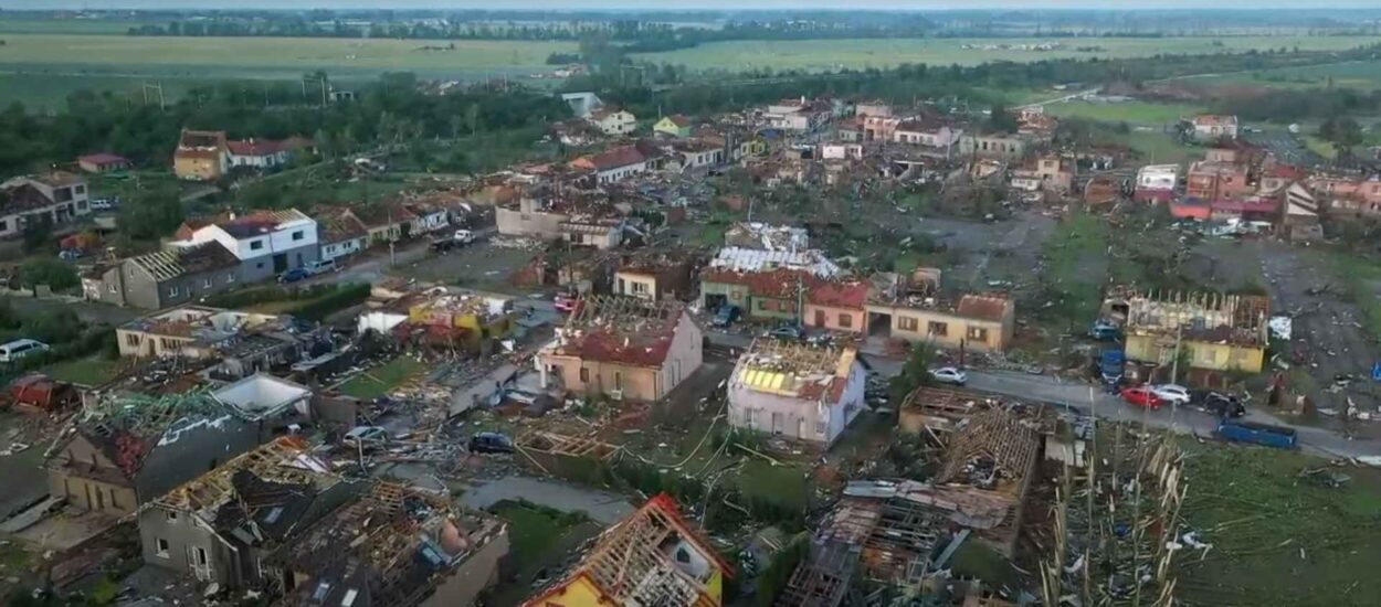 Raritetni tornado razorio dijelove sela i gradova, ubio najmanje tri osobe na istoku Češke | VIDEO