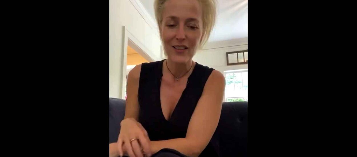 Gillian Anderson: više ne nosim grudnjak i baš me briga ako mi njedra segnu do pupka | VIDEO