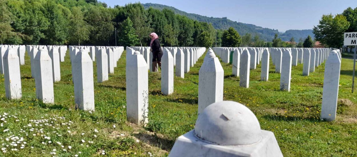 Dođem ovdje, da se isplačem. Posjedim. Zemlja neće da progovori. Šta ćeš? | in memoriam Srebrenici
