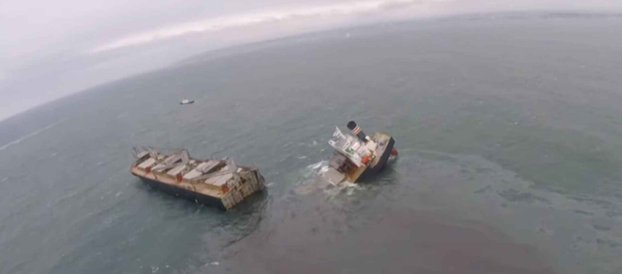Teretni brod od 39,910 tona slomljen na dva dijela nedaleko obala Japana | VIDEO