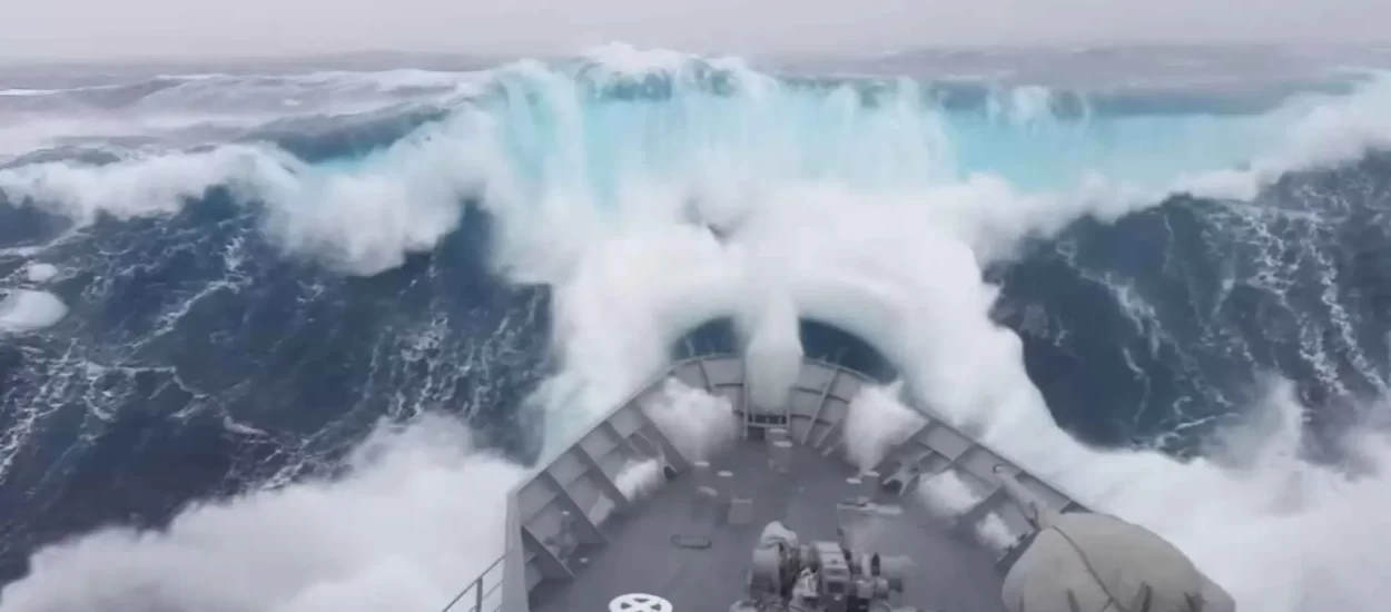 Ogled broda Britanske kraljevske ratne mornarice i povećeg vala [4K] | VIDEO