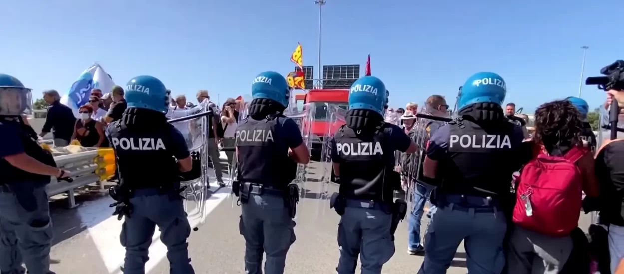 Ispred milanske zračne luke prosvjed radnika u avioprijevozu, lijes umotan u zastave EU-a | VIDEO