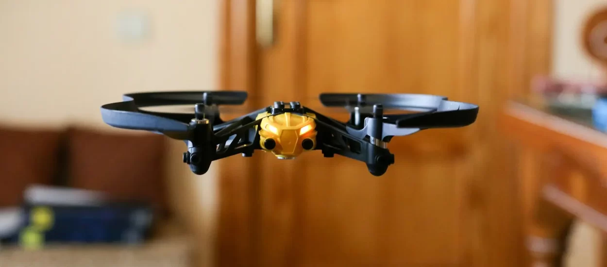 Vješta jurnjava dronom na zahtjevnoj uredskoj stazi | VIDEO