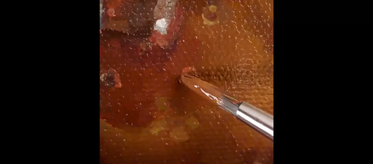 Završna kapljica na šalici ledene kave u ulju | umjetnost | VIDEO