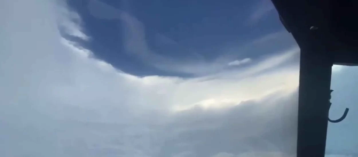 Avion u oku uragana Ide | VIDEO