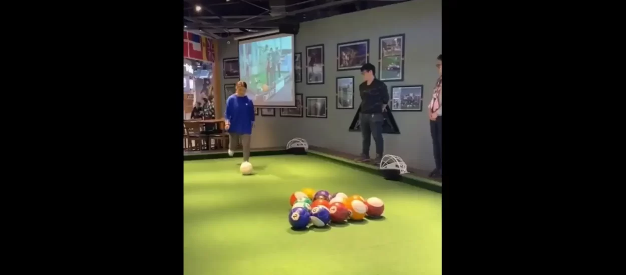 Biljar s nogometnim loptama i golovima | VIDEO