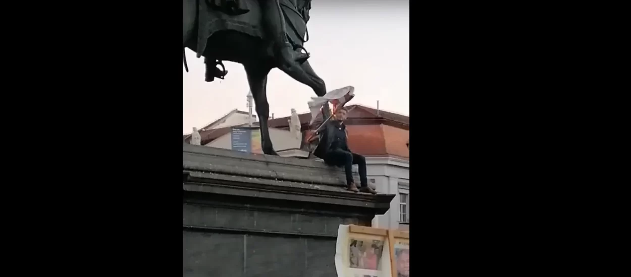 Pogledajte kako gori zastava HDZ-a podno sablje bana Jelačića | covid prosvjed u Zagrebu