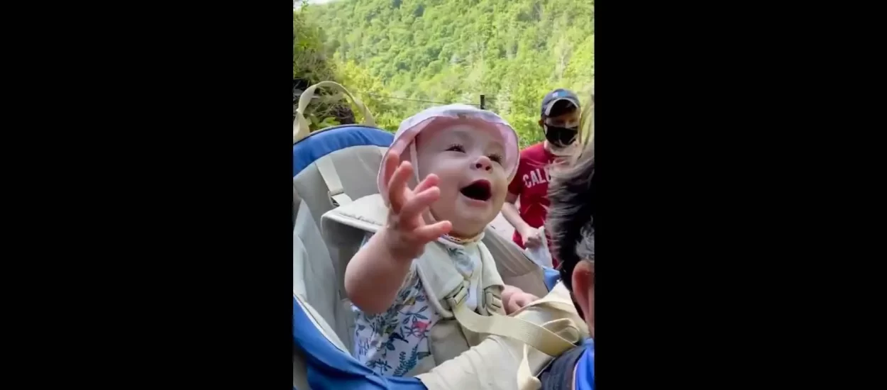 Radost i divljenje bebice u prvom susretu s vodopadom?: GIF