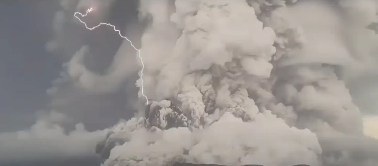 Cunami izazvan silovitom erupcijom pogodio Tongu | VIDEO
