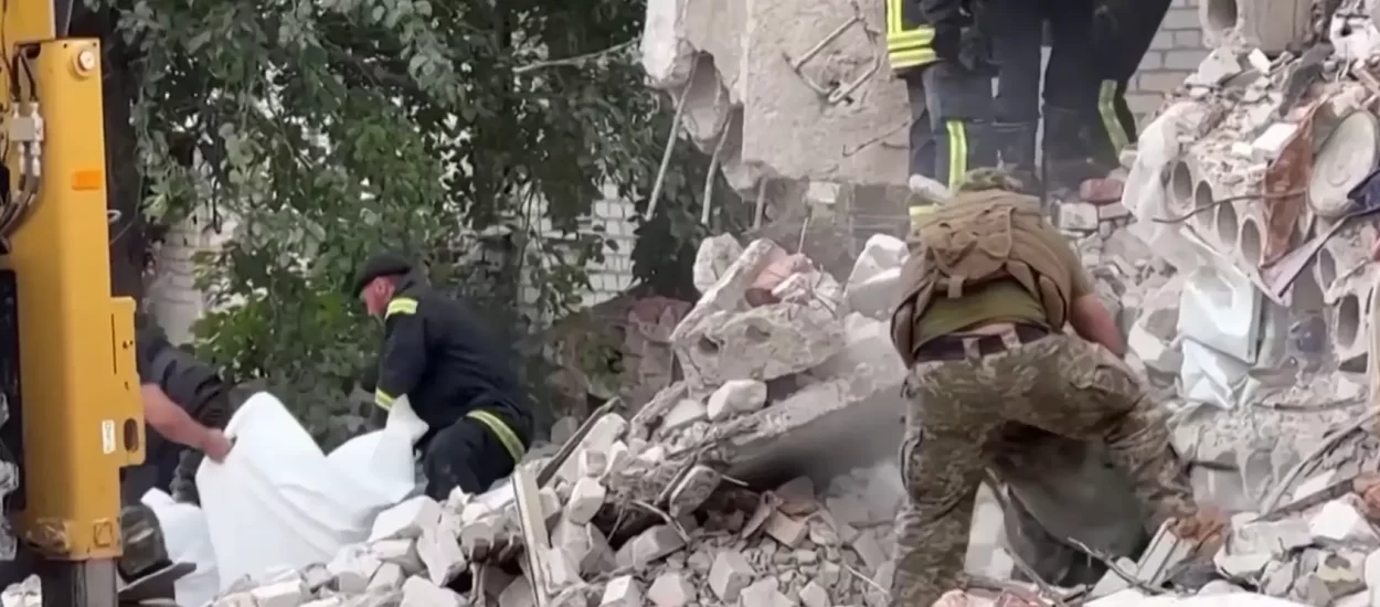 15 civila ubijeno u udaru ruskih Uragana na stambenu zgradu | bitka za Donbas