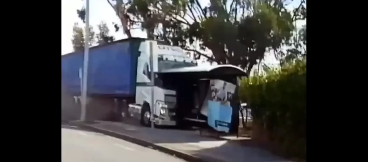 Neobična nesreća u Australiji: pogledajte kako kamion izvan kontrole ruši sve na putu
