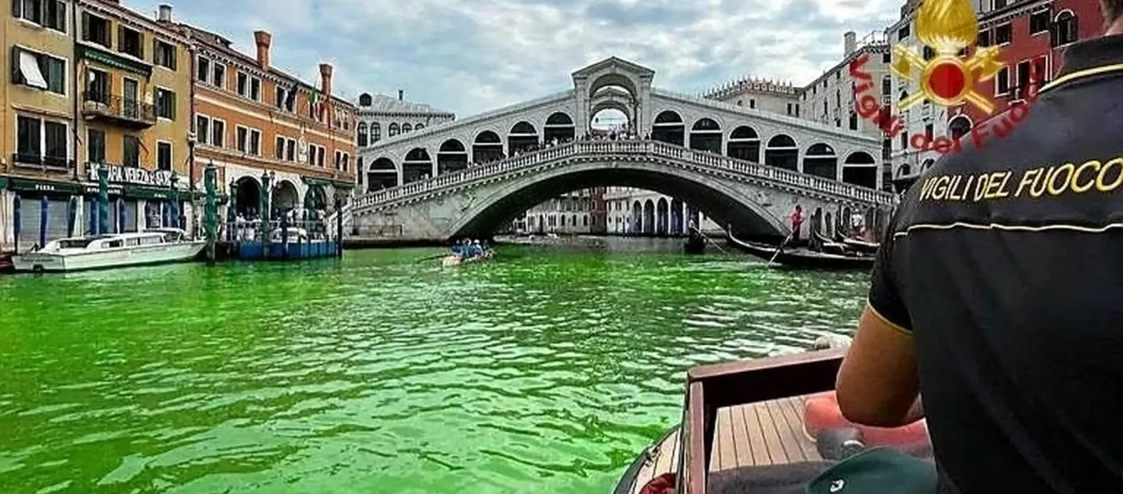 Zagonetna fluorescentno-zelena voda u venecijanskom kanalu | VIDEO