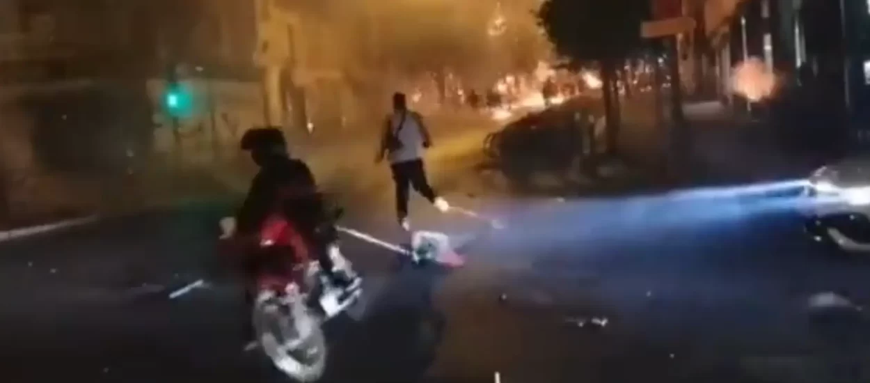 Vatrene ulice u Francuskoj: pogledajte kako momak preskače pilu zakvačenu za motocikl