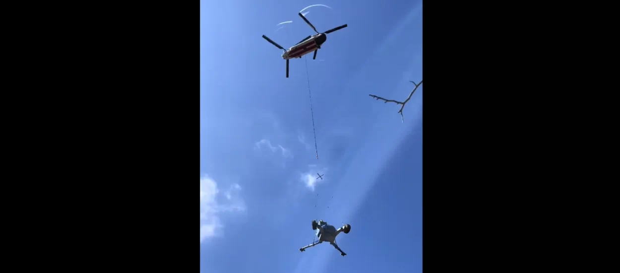 Chinook helikopter nosi 12 tona težak pauk bager | VIDEO