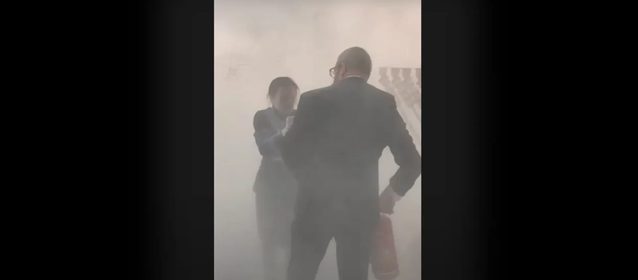 Poljski desničar utro plamen židovske menore, vatrogasnim aparatom, u parlamentu | VIDEO