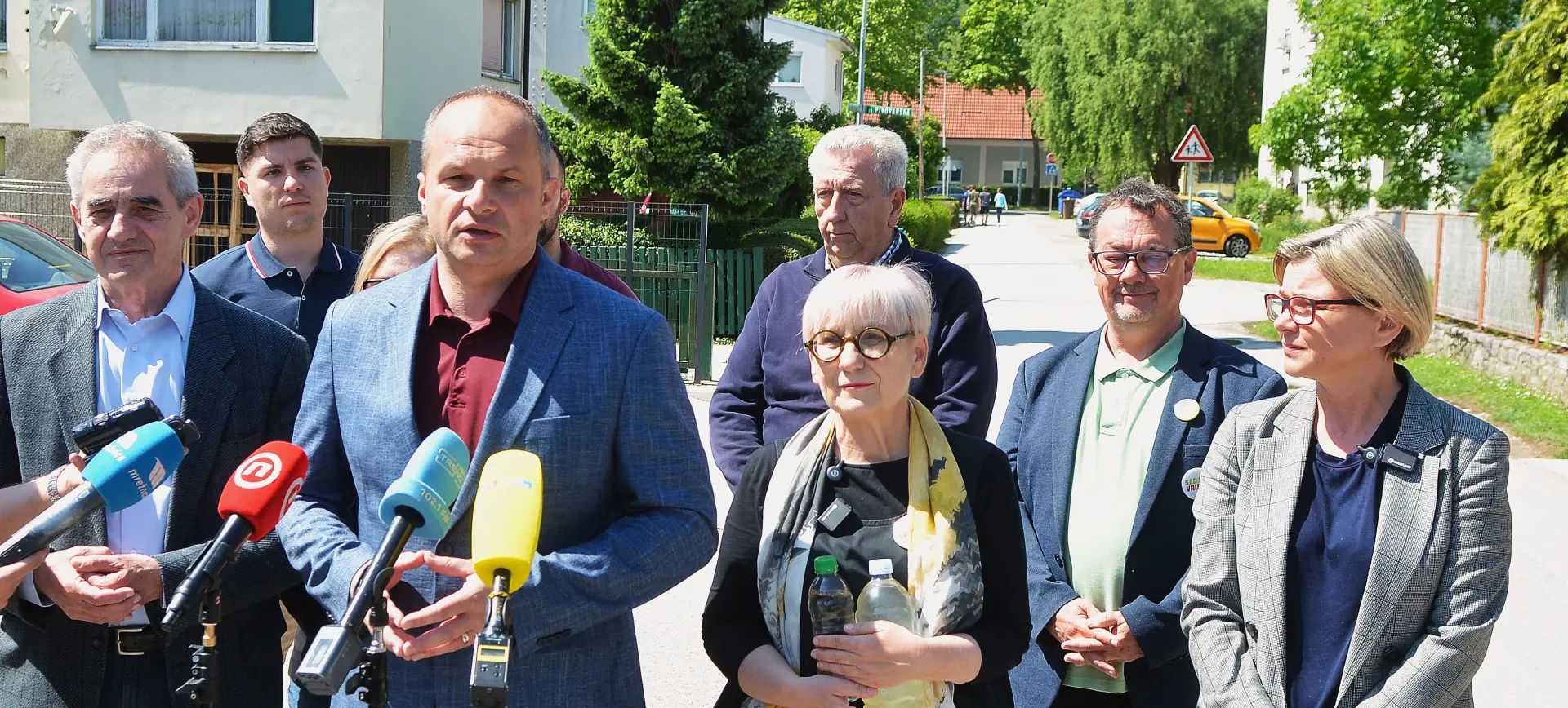 Karlovac: Hajdaš Dončić i Benčić podržali Polović, komentirali HDZ, ‘zadnje mandate’ i bol u Rijeci Karlovac: Hajdaš Dončić i Benčić podržali Polović, komentirali HDZ, ‘zadnje mandate’ i bol u Rijeci